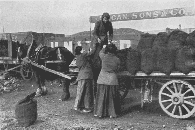 Women loading full sacks of coal on to a horse-drawn cart (National Records of Scotland reference: HH31/27/51/2).